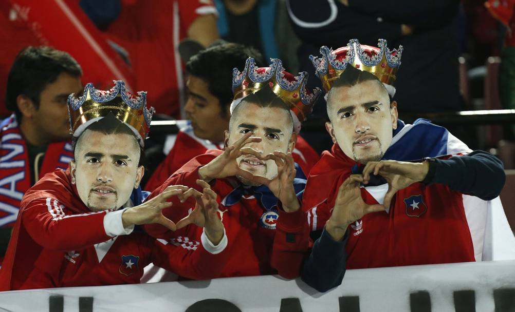 Grande appoggio da parte dei tifosi cileni per Arturo Vidal: in tribuna moltissime le maschere a lui dedicate. Ap